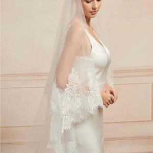 Elegant White Bridal Veil with Lace Trim